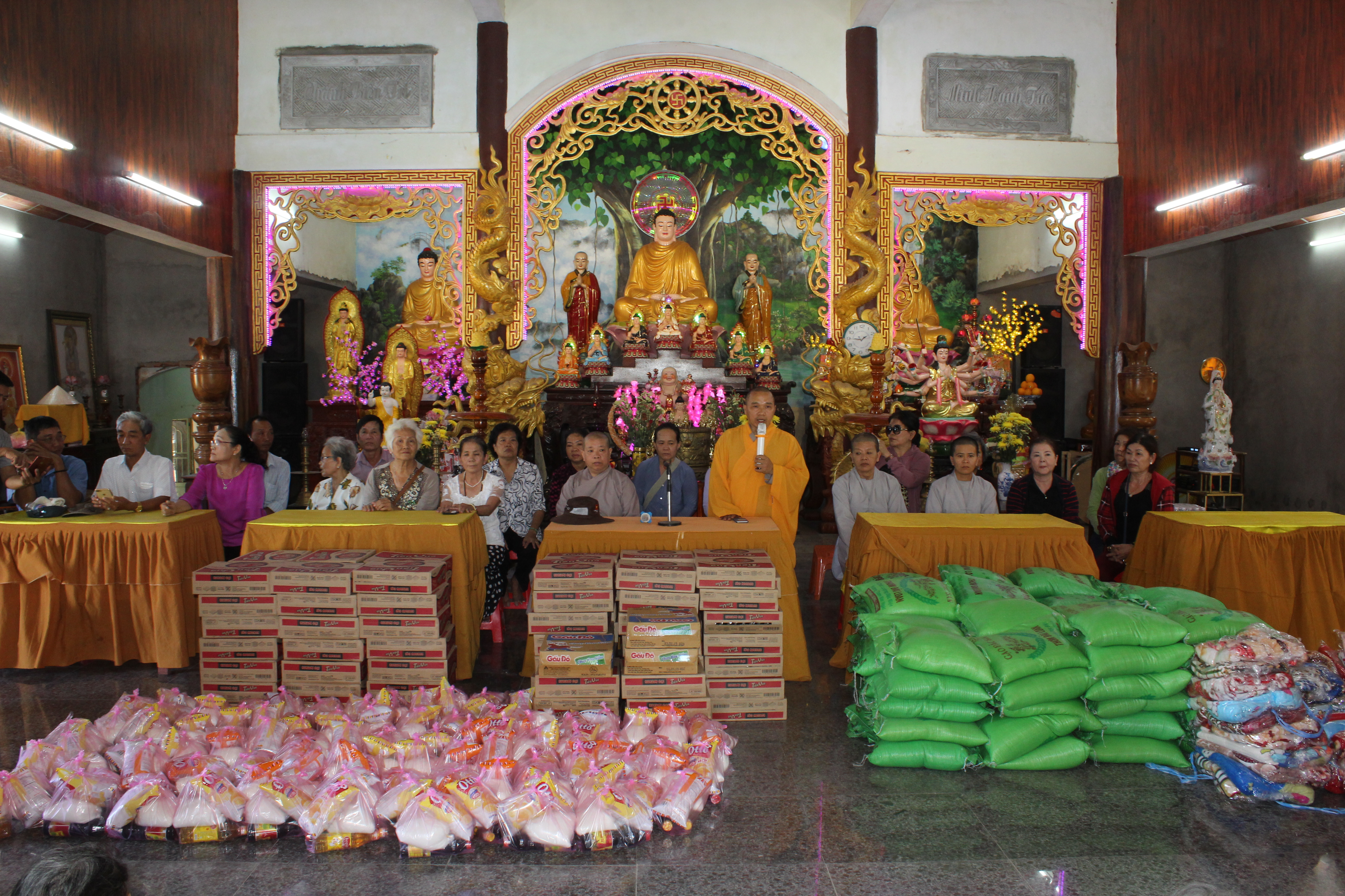 Phát quà cho đồng bào Phật tử khó khăn hướng về Đại lễ Vesak